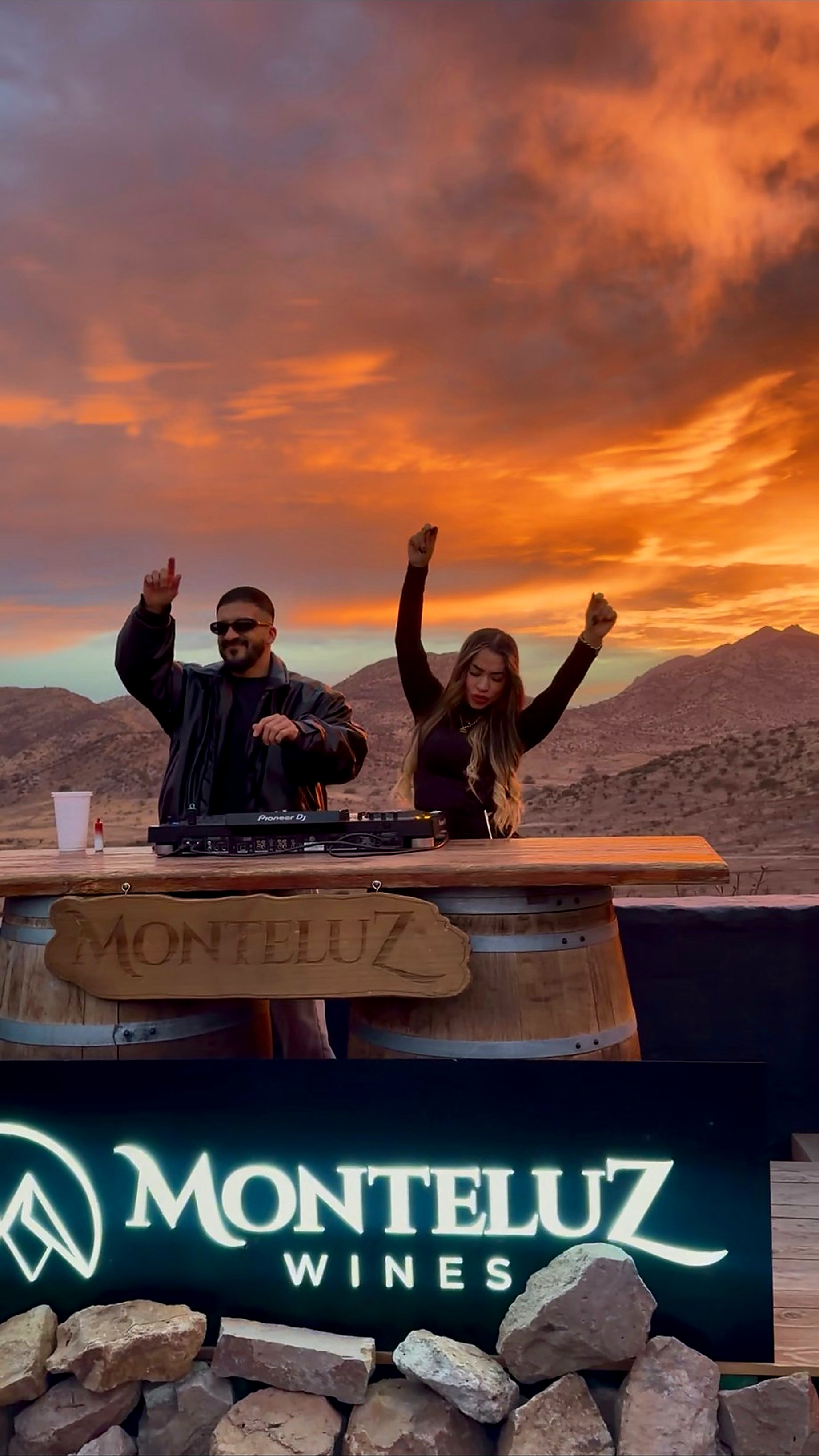 Pôr do sol e DJ na Monteluz Wines, cordilheira dos Andes